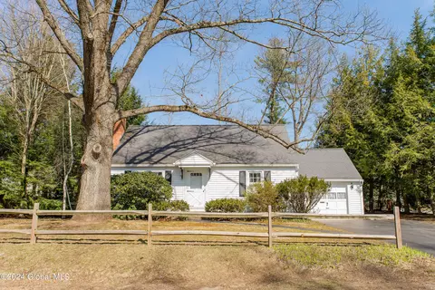 147 Willow Ln, Glenville, NY 12302 photo 2