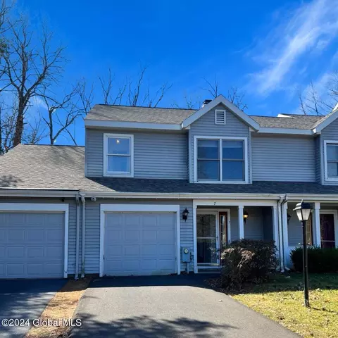 7 Schuyler Ct, Clifton Park, NY 12065
