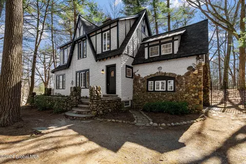915 St Davids Ln, Niskayuna, NY 12309