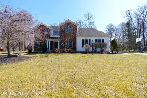 17 Duncan Phyfe Ln, Slingerlands, NY 12159