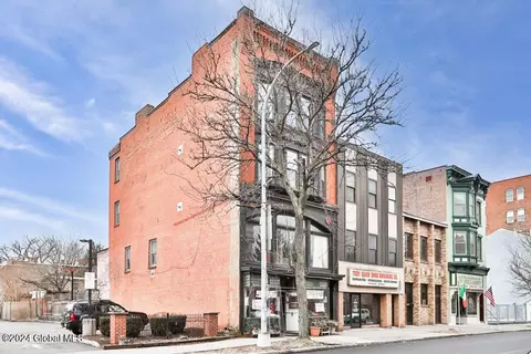 83 3rd St, Troy, NY 12180