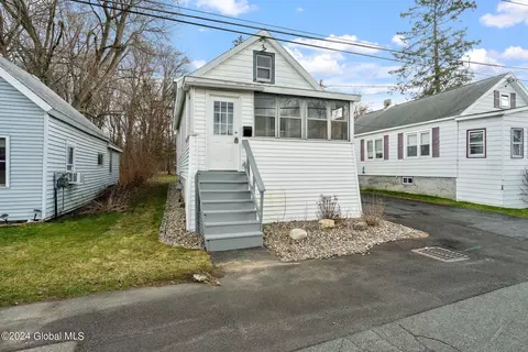 7 Sunnyside Ave, Colonie, NY 12205