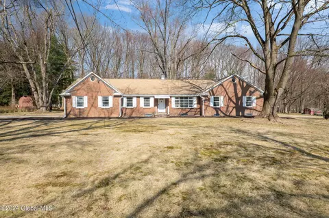 16 Woodcrest Dr, Schenectady, NY 12302