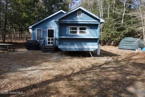 28 Pinewood Priv Ln, Hadley, NY 12835