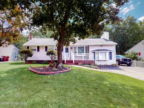12 Castle Ct, Loudonville, NY 12211