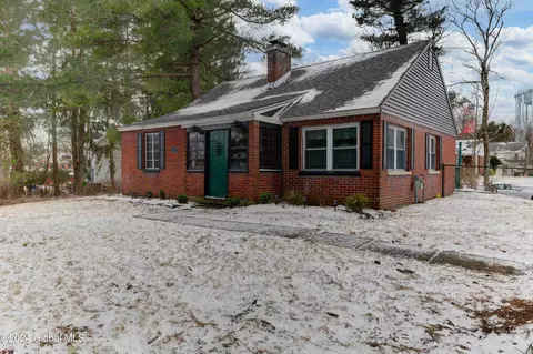 3 Hunter Ln, Troy, NY 12180