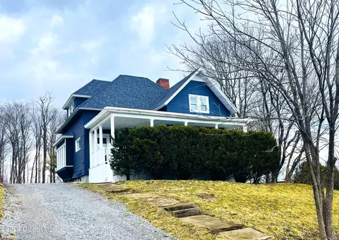 43 Saunders St, Whitehall, NY 12887