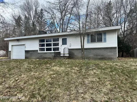 13 Gadsen Ct, Albany, NY 12205
