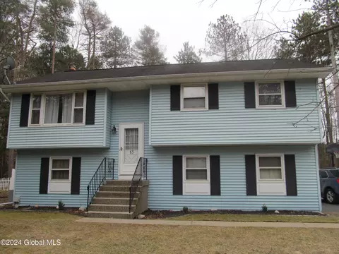 13 Wineberry Ln, Malta, NY 12020