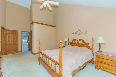 Bedroom - 41 Oak Tree Ln, Niskayuna, NY 12309 photo 2 of 7