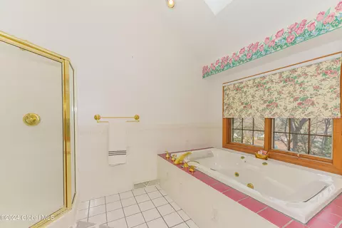Bath - 41 Oak Tree Ln, Niskayuna, NY 12309 photo 1 of 5