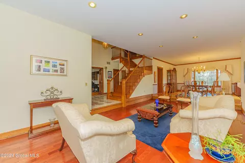 Living - 41 Oak Tree Ln, Niskayuna, NY 12309 photo 2 of 7