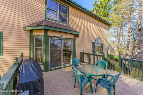 Exterior - 41 Oak Tree Ln, Niskayuna, NY 12309 photo 9 of 12