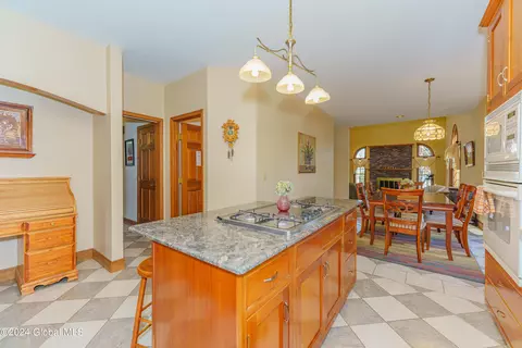 Kitchen - 41 Oak Tree Ln, Niskayuna, NY 12309 photo 2 of 4