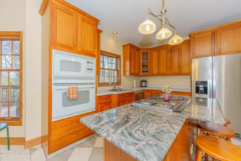 Kitchen - 41 Oak Tree Ln, Niskayuna, NY 12309 photo 4 of 4