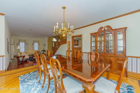 Dining - 41 Oak Tree Ln, Niskayuna, NY 12309 photo 3 of 7