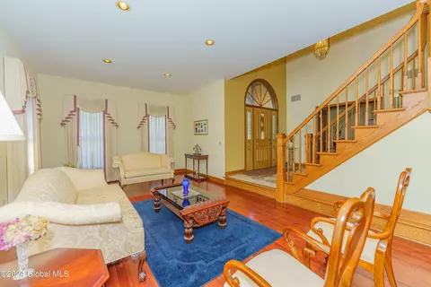 Living - 41 Oak Tree Ln, Niskayuna, NY 12309 photo 1 of 7