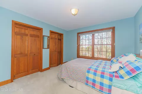 Bedroom - 41 Oak Tree Ln, Niskayuna, NY 12309 photo 5 of 7