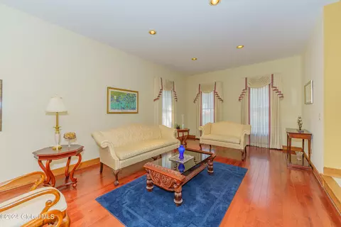 Living - 41 Oak Tree Ln, Niskayuna, NY 12309 photo 3 of 7