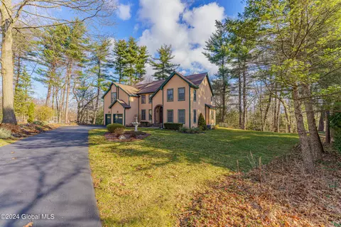 41 Oak Tree Ln, Niskayuna, NY 12309