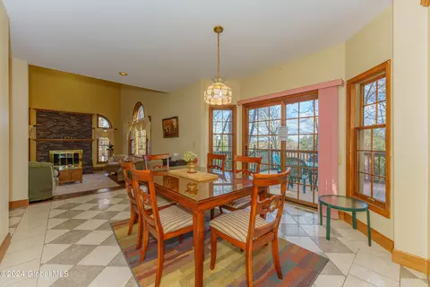 Dining - 41 Oak Tree Ln, Niskayuna, NY 12309 photo 5 of 7