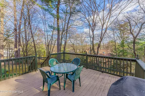 Exterior - 41 Oak Tree Ln, Niskayuna, NY 12309 photo 8 of 12