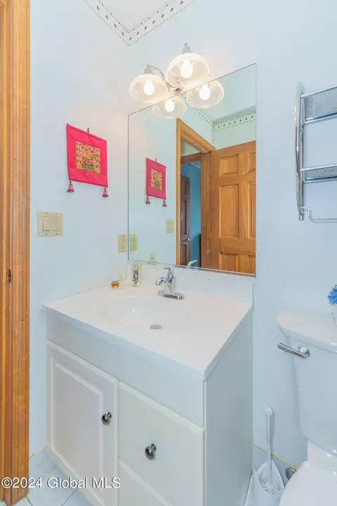 Bath - 41 Oak Tree Ln, Niskayuna, NY 12309 photo 4 of 5