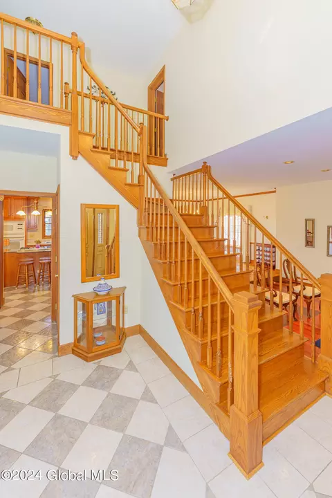 Entry Way - 41 Oak Tree Ln, Niskayuna, NY 12309 photo 2 of 3