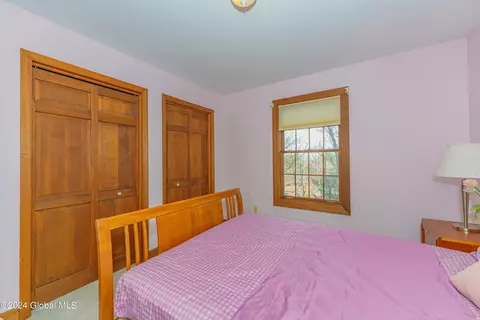 Bedroom - 41 Oak Tree Ln, Niskayuna, NY 12309 photo 4 of 7