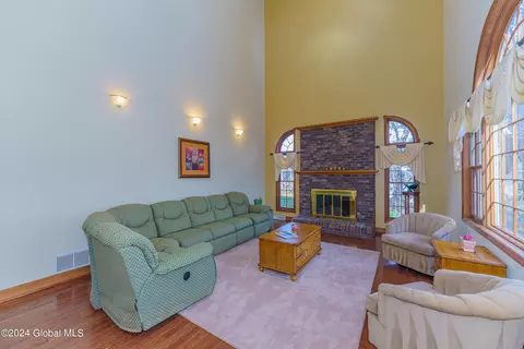 Living - 41 Oak Tree Ln, Niskayuna, NY 12309 photo 4 of 7