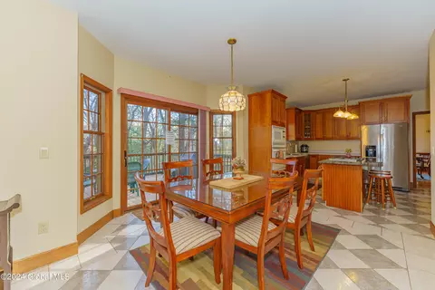 Dining - 41 Oak Tree Ln, Niskayuna, NY 12309 photo 6 of 7