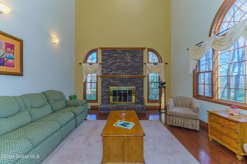 Living - 41 Oak Tree Ln, Niskayuna, NY 12309 photo 5 of 7