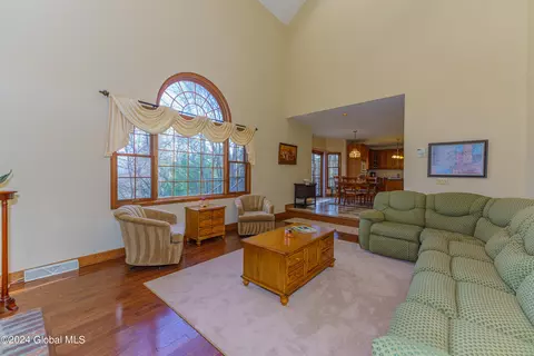 Living - 41 Oak Tree Ln, Niskayuna, NY 12309 photo 6 of 7