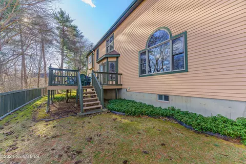 Exterior - 41 Oak Tree Ln, Niskayuna, NY 12309 photo 5 of 12