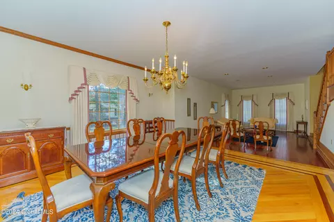 Dining - 41 Oak Tree Ln, Niskayuna, NY 12309 photo 4 of 7