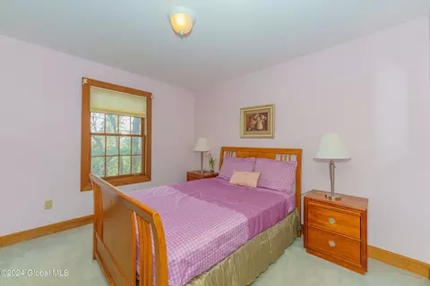 Bedroom - 41 Oak Tree Ln, Niskayuna, NY 12309 photo 3 of 7