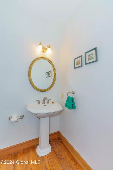 Bath - 41 Oak Tree Ln, Niskayuna, NY 12309 photo 3 of 5