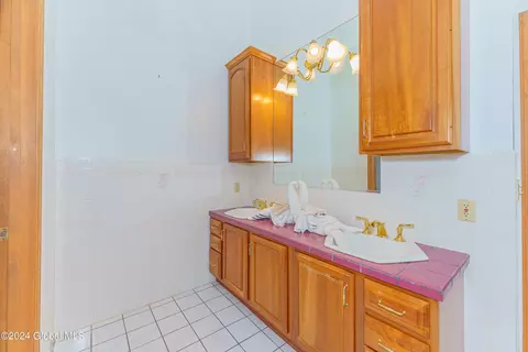 Bath - 41 Oak Tree Ln, Niskayuna, NY 12309 photo 2 of 5