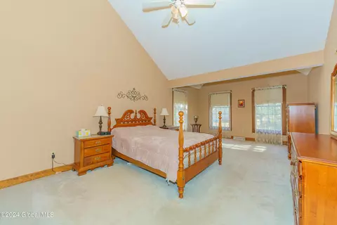 Bedroom - 41 Oak Tree Ln, Niskayuna, NY 12309 photo 1 of 7