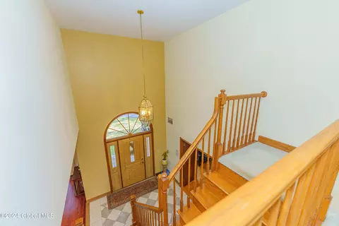 Entry Way - 41 Oak Tree Ln, Niskayuna, NY 12309 photo 3 of 3