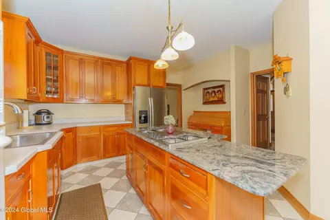 Kitchen - 41 Oak Tree Ln, Niskayuna, NY 12309 photo 3 of 4