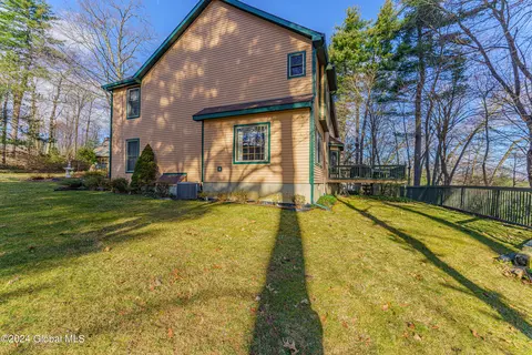 Exterior - 41 Oak Tree Ln, Niskayuna, NY 12309 photo 11 of 12
