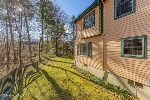Exterior - 41 Oak Tree Ln, Niskayuna, NY 12309 photo 10 of 12