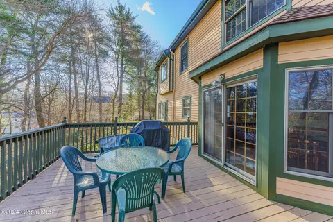 Exterior - 41 Oak Tree Ln, Niskayuna, NY 12309 photo 6 of 12