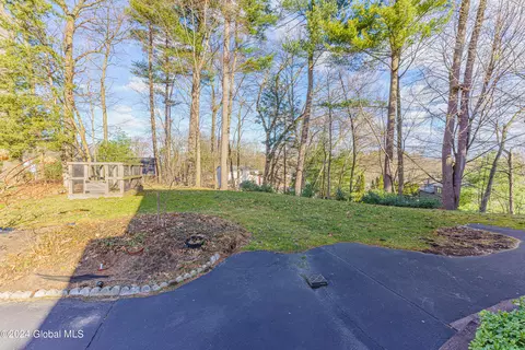 Exterior - 41 Oak Tree Ln, Niskayuna, NY 12309 photo 3 of 12