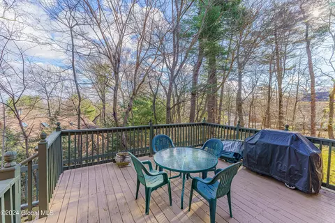 Exterior - 41 Oak Tree Ln, Niskayuna, NY 12309 photo 7 of 12