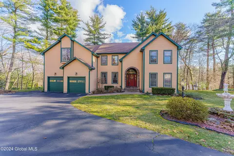 Exterior - 41 Oak Tree Ln, Niskayuna, NY 12309 photo 2 of 12