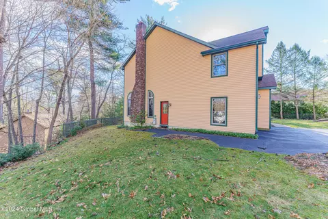 Exterior - 41 Oak Tree Ln, Niskayuna, NY 12309 photo 4 of 12