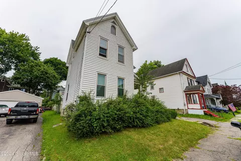 21 Trinity Pl, Amsterdam, NY 12010