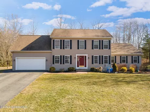 2 Joseph Ct, Schaghticoke, NY 12154